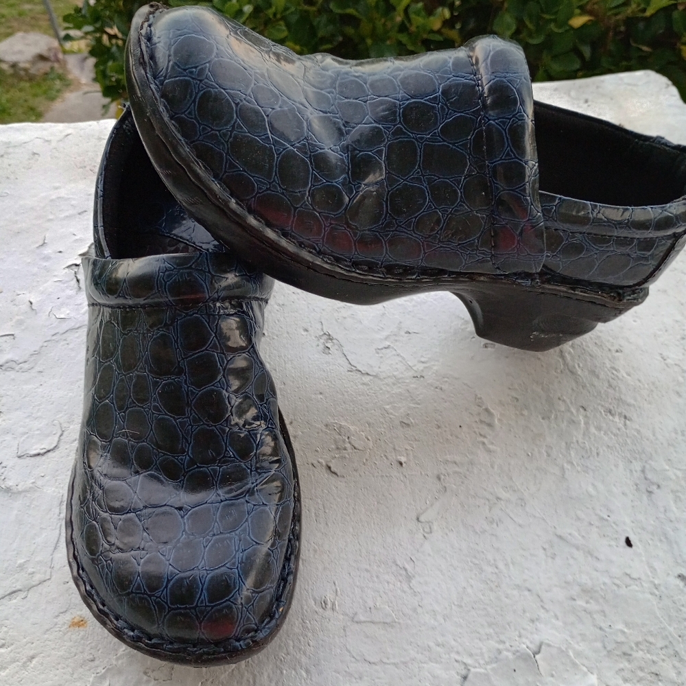 Nurse slip resistant shoes